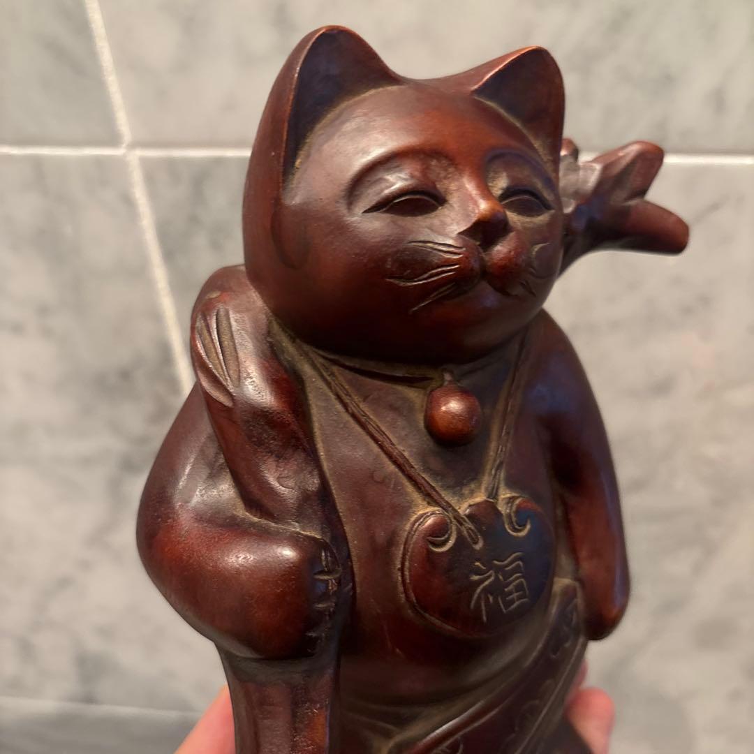 アンティーク平和的な笑顔で幸せやお金を招く一刀彫の布袋さんの猫の彫刻オブジェ
