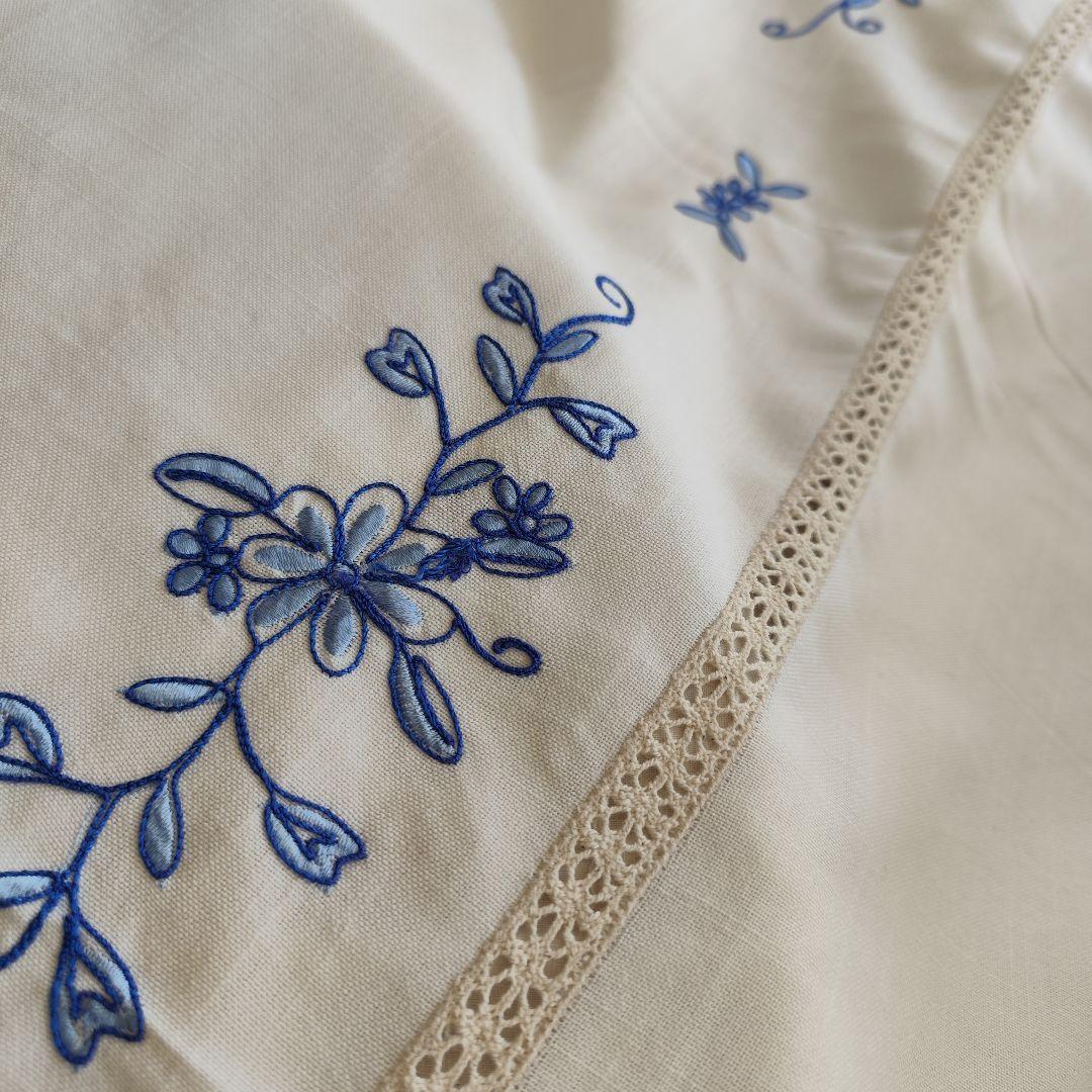 青糸の花柄刺繍　大判オーバル　混紡リネン　テーブルクロス
