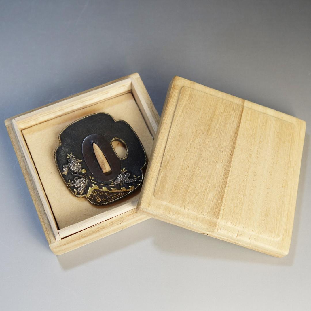 【赤銅魚子地 高肉彫 鍍金銀 桜花見図鍔】(鍔箱付き) 鍔 鐔 刀装具 武具