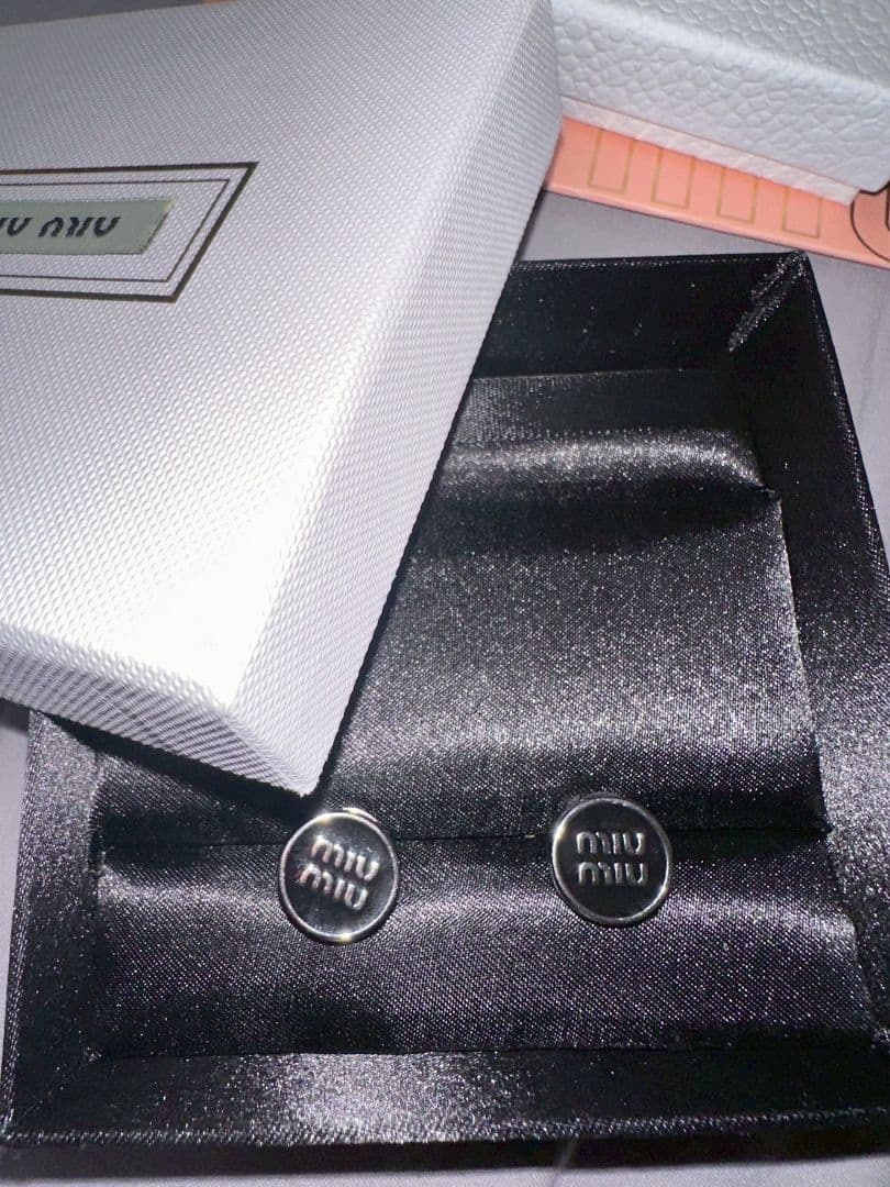 MIU MIU ロゴ ラウンド ピアス シルバー ほぼ未使用