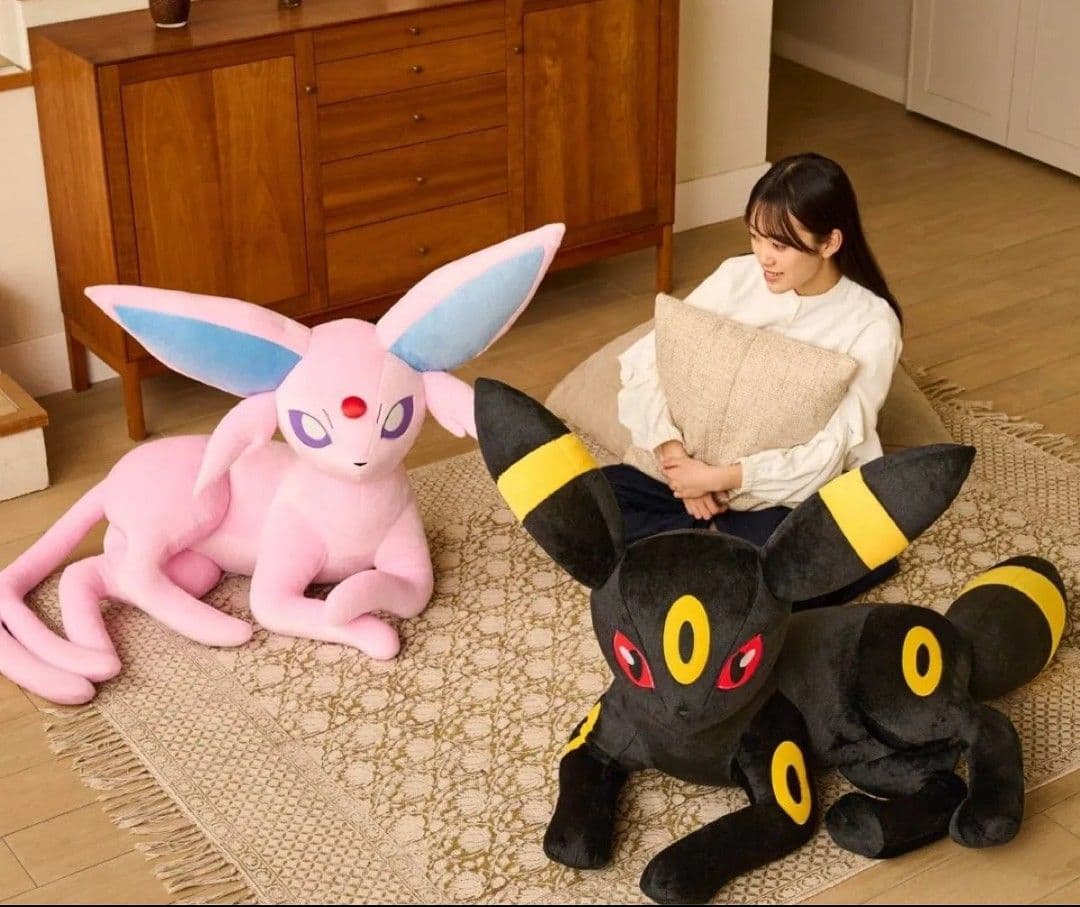 ポケモンセンター　ぬいぐるみ　等身大　エーフィ　寝そべり