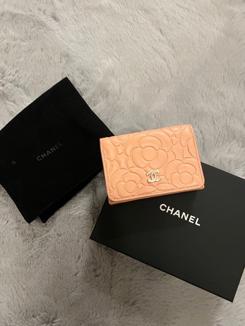 CHANEL 花柄エンボス 三つ折り財布