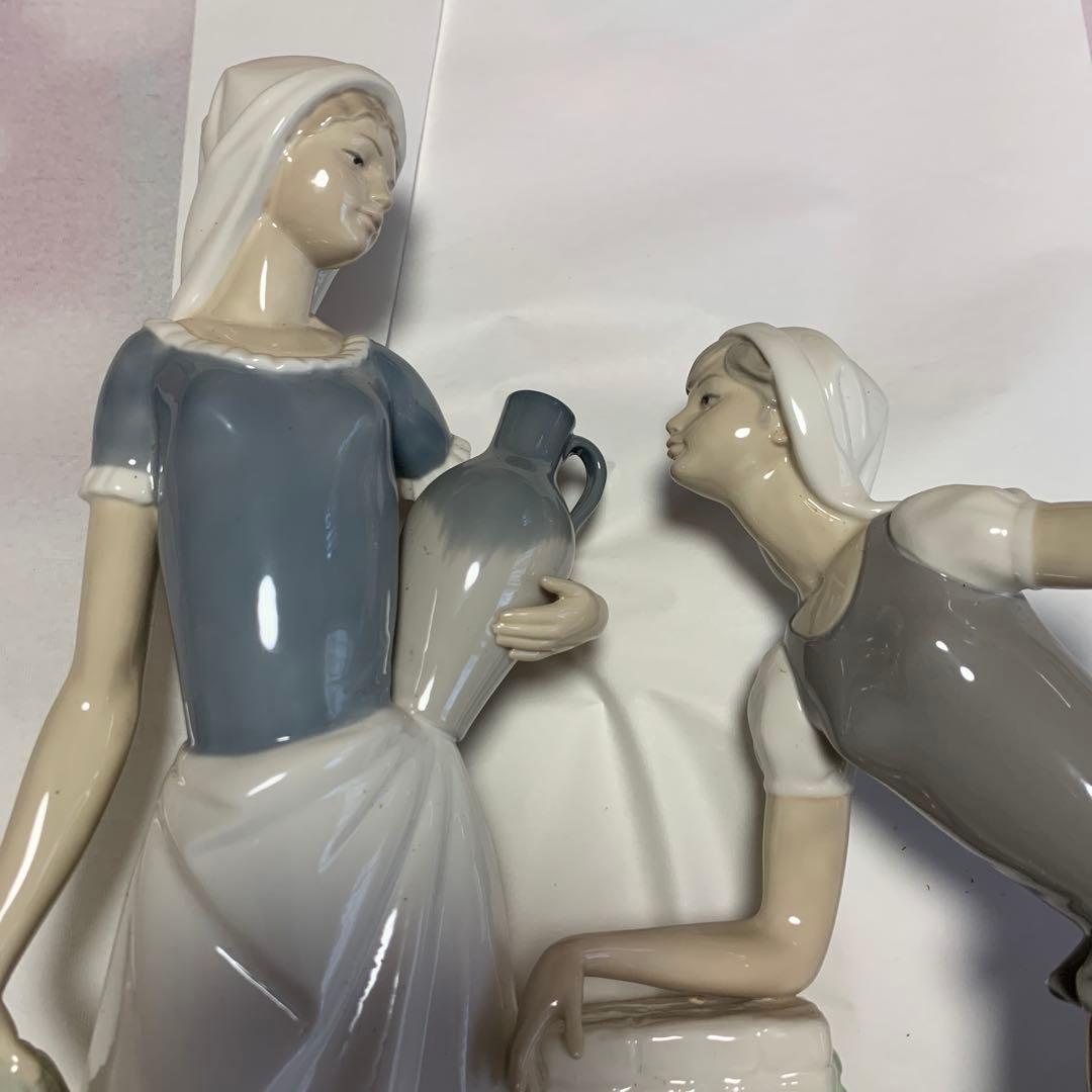 リヤドロ　陶器製女性フィギュア 水差し付き