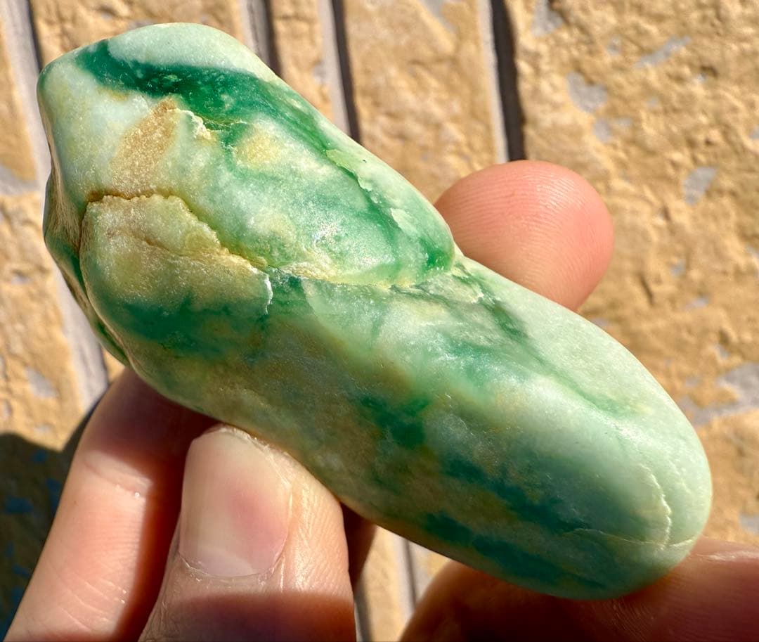 新潟県糸魚川市玉ノ木海岸産宝石質ヒスイ輝石岩