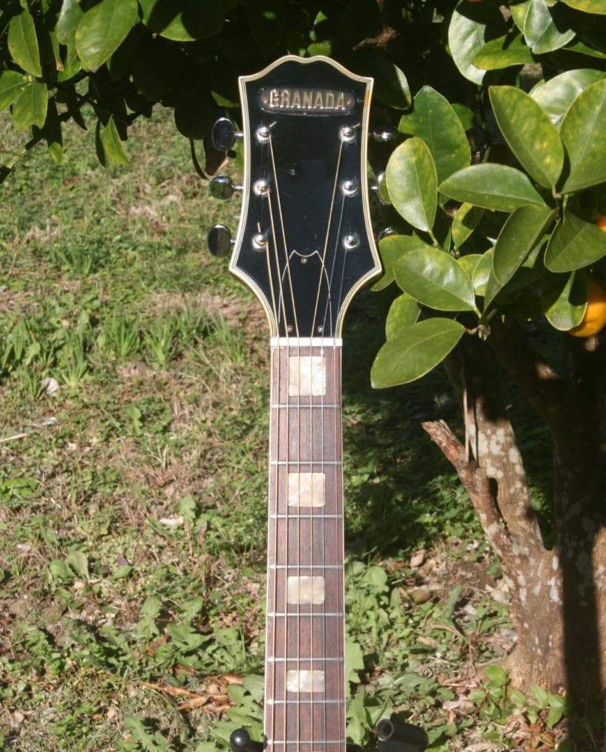 1970年代に日本の松本のマツモクで製造されたGranada J200モデル