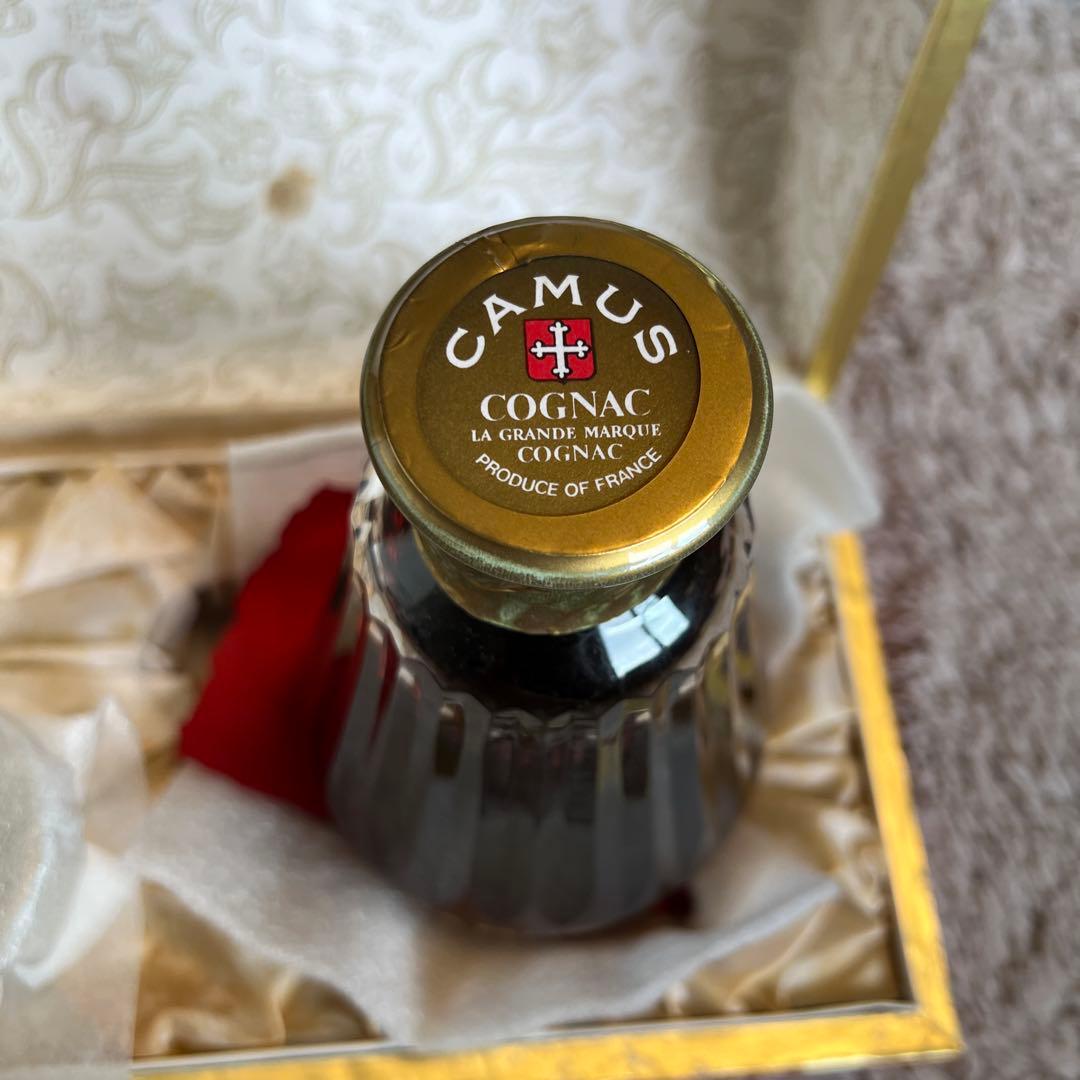 バカラ製の美しいデザインのCAMUSコニャック