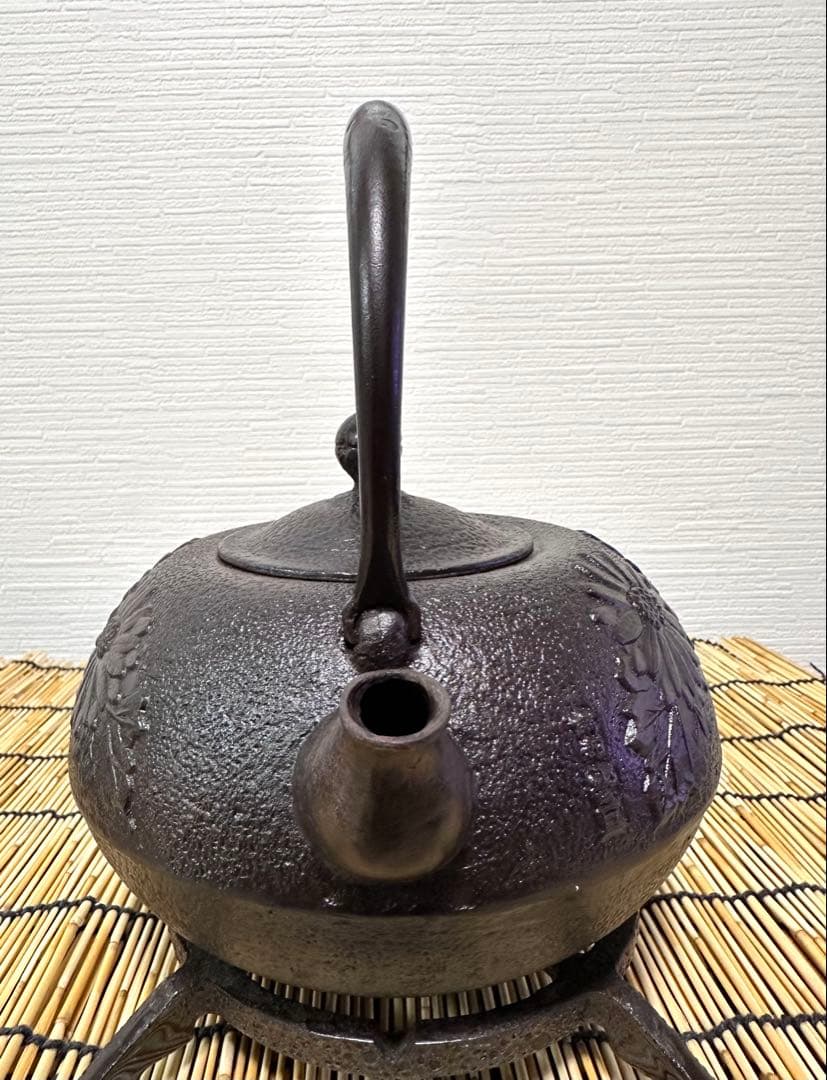 ほぼ未使用品　供箱等付属品付岩手県奥州佐秋鋳造所佐藤守巨造 真作保証　南部鉄瓶