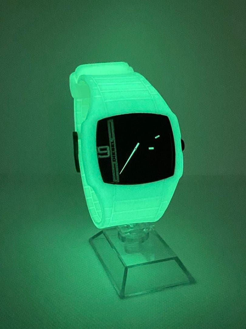 【希少　蓄光】DIESEL DZ1387 スクエア 光るラバーベルト　稼働