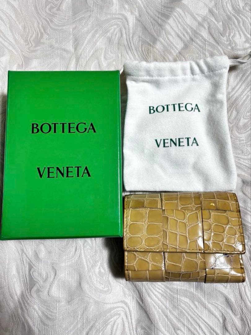 BOTTEGA VENETA ベージュ三つ折り財布