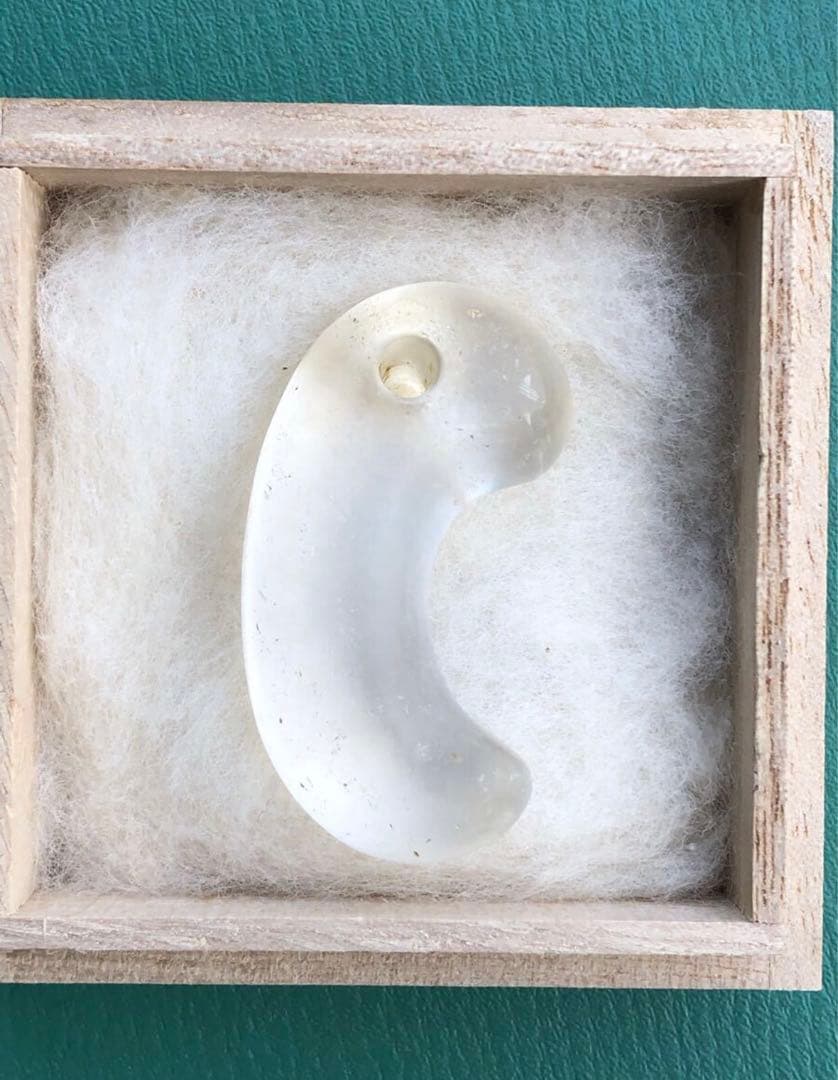 勾玉（b）