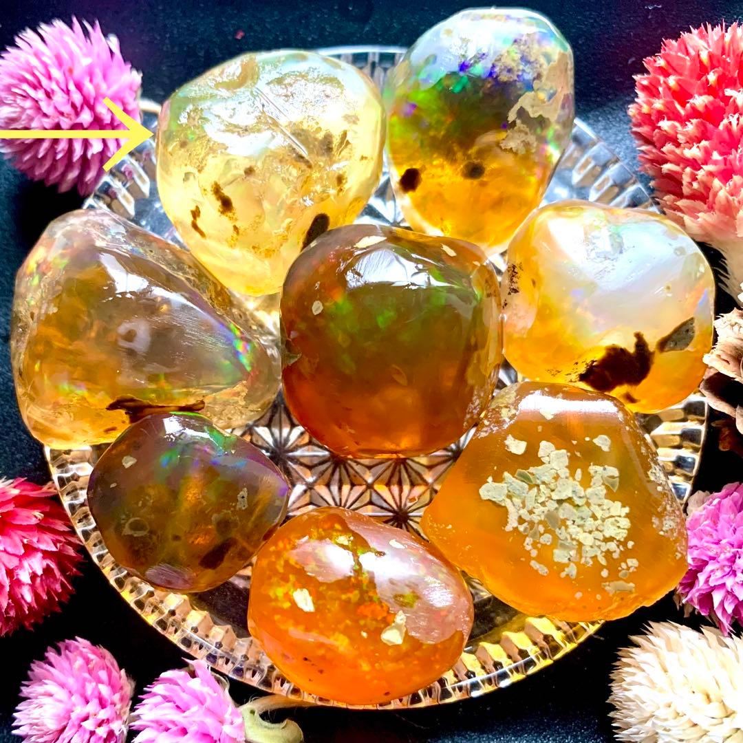 キュートなハンドポリッシュオパール90ct /鉱物標本