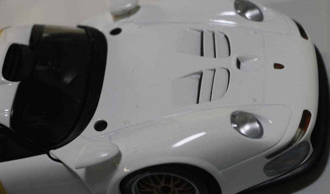 貴重　UTモデルズ製 ポルシェ９１１ＧＴ１　白　１／１８　中古品