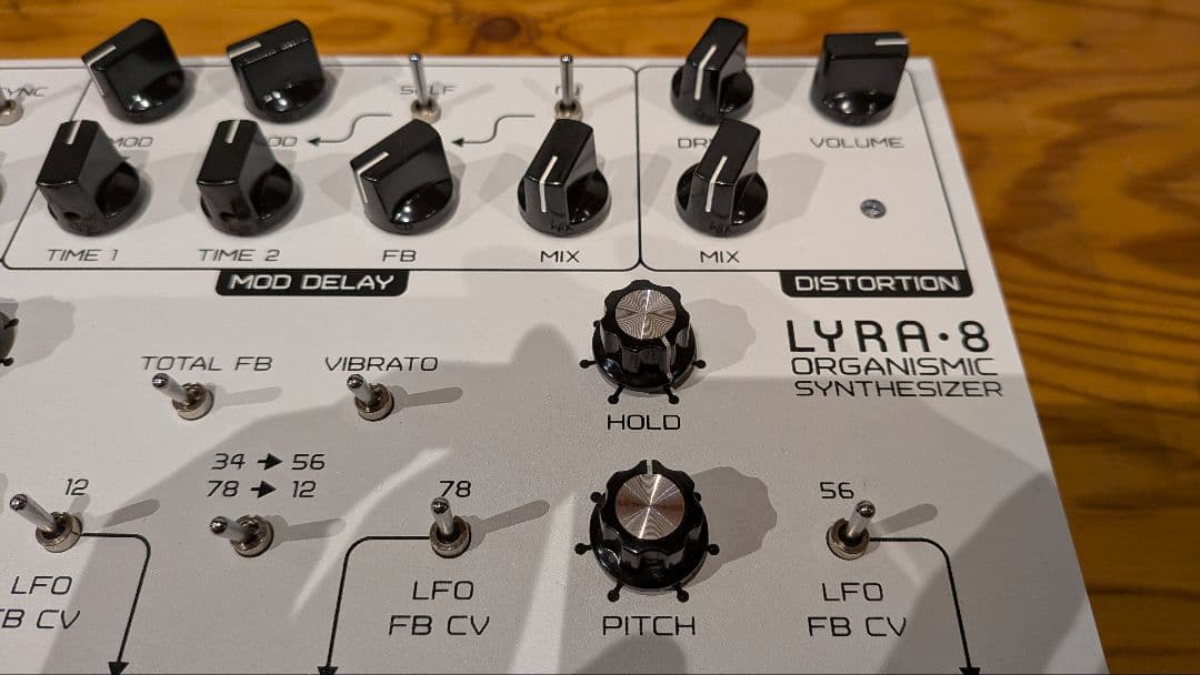 LYRA-8 アナログシンセサイザー