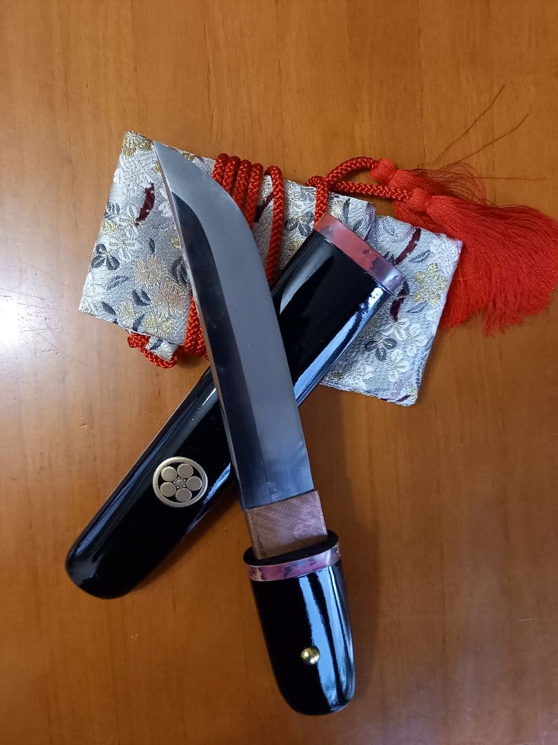 日本刀残欠のクラフト短刀、合法サイズです。刃身の在銘は吉家作です。刃面は綺麗です