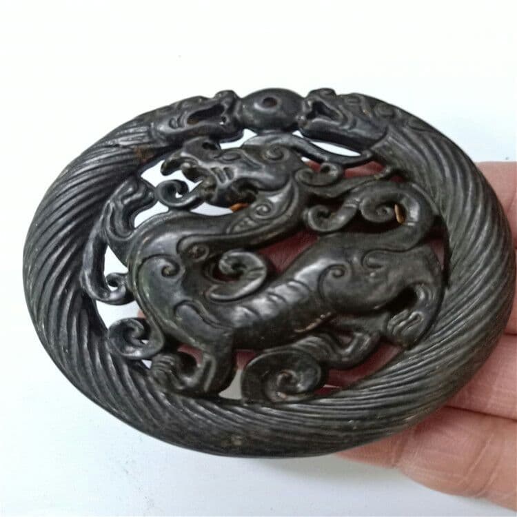 石四大神獣、青龍、朱雀、玄武、白虎の両面に玉璧が彫られています。