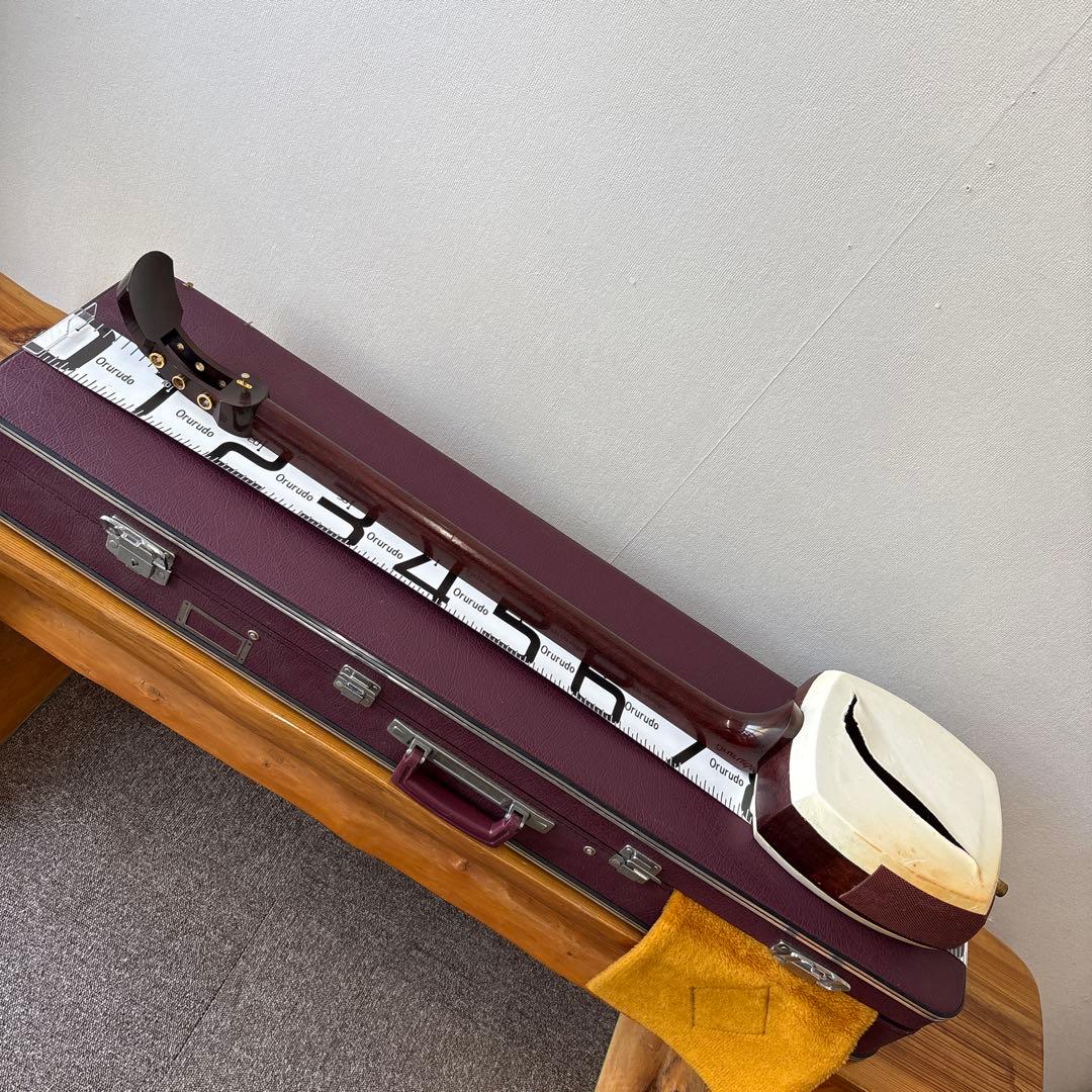 三味線　太棹　紅木　皮破れ　ハードケース付き　全長約102cm