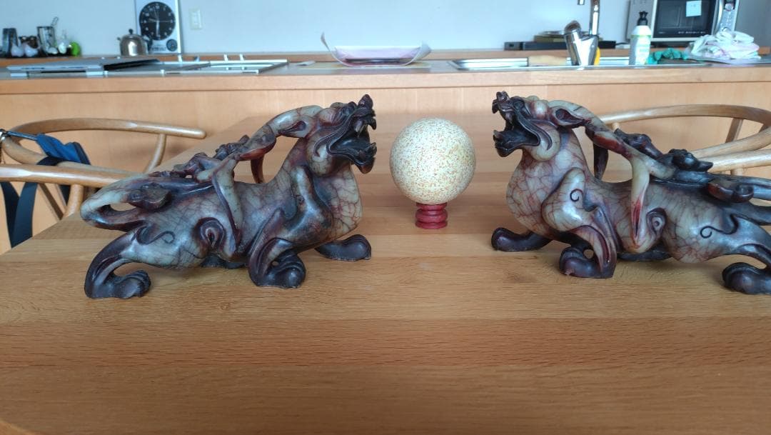 置物　虎と玉