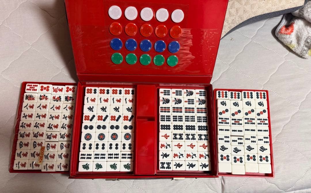 麻雀牌セット 伝統的デザイン 赤いケース付き