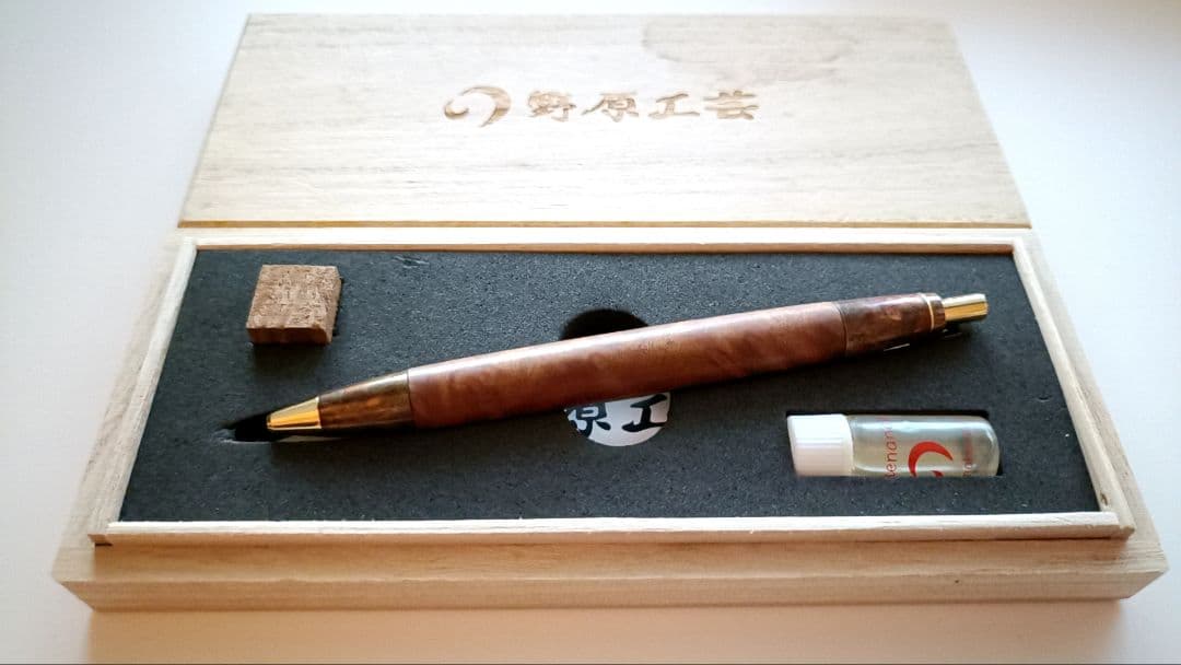 野原工芸 斑紋孔雀色金具 クス瘤杢BP