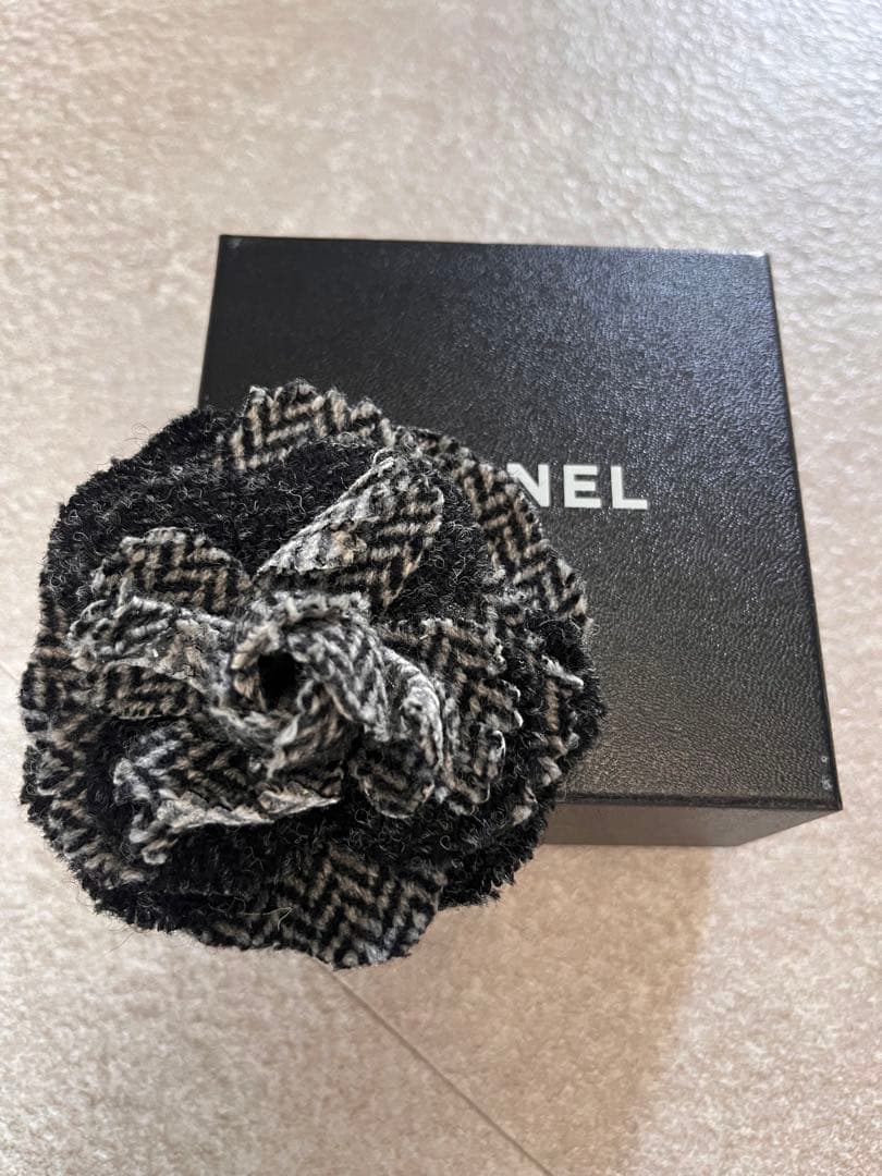 CHANEL フラワーブローチ ブラック・グレー