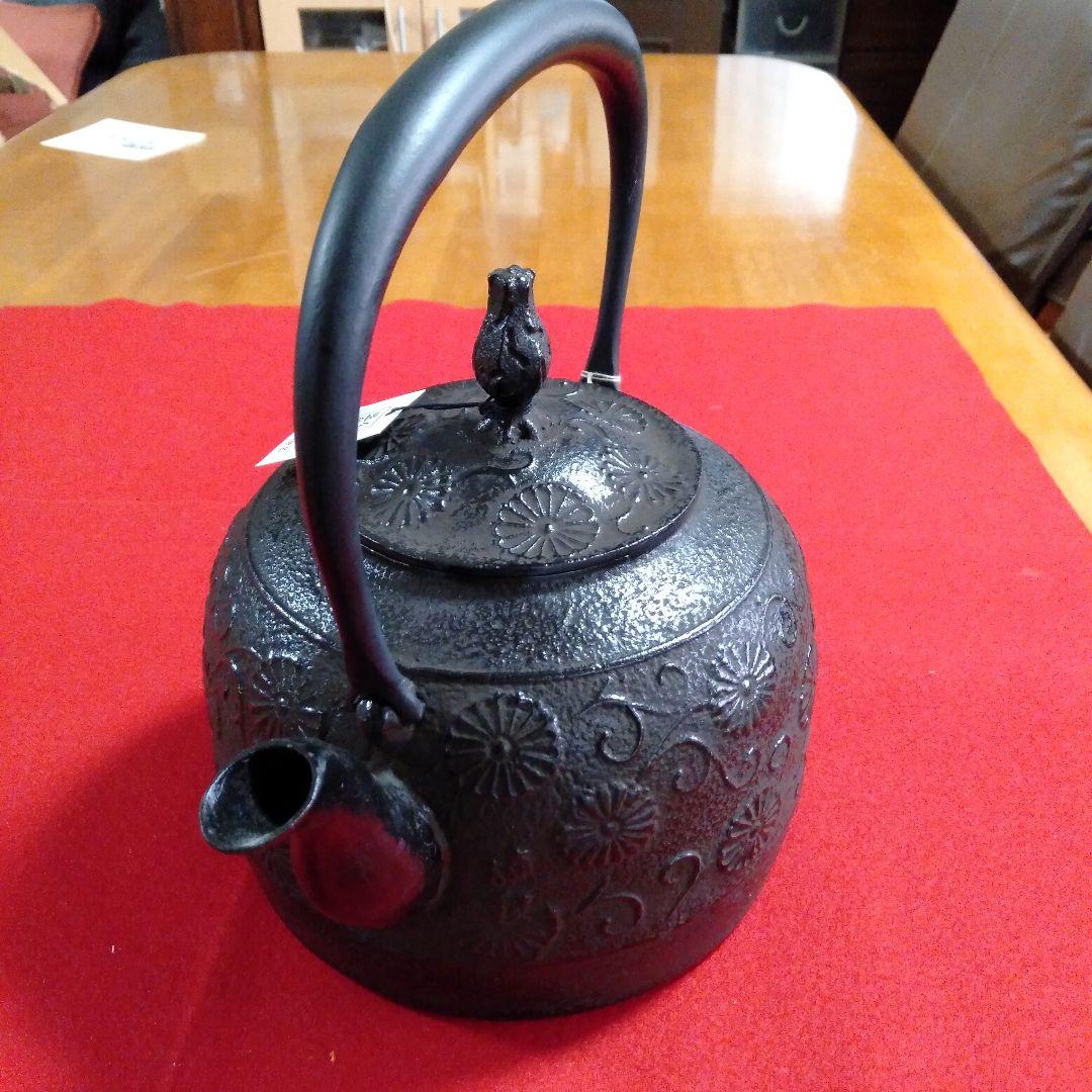 南部鉄器菊唐草紋入　手造り鉄瓶