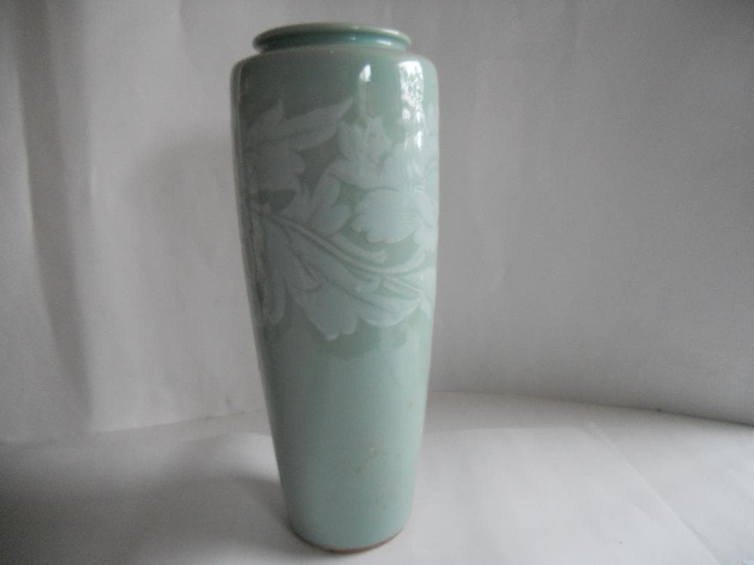 青磁 陽刻模様 青磁堀 造 牡丹画 花瓶 です。