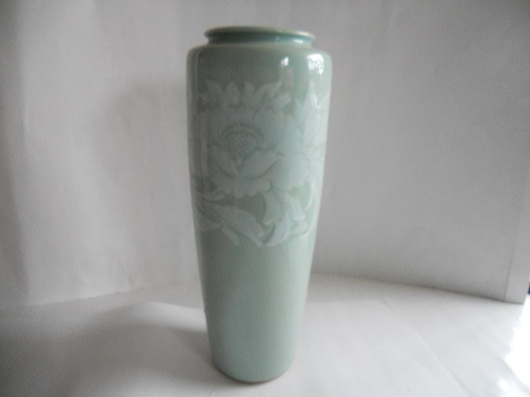 青磁 陽刻模様 青磁堀 造 牡丹画 花瓶 です。