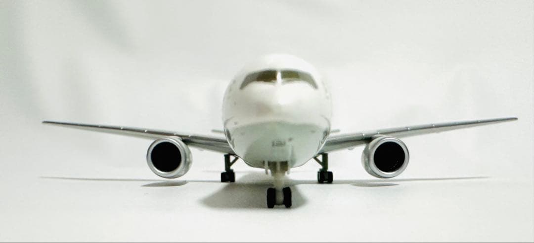 全日空商事 1/400 777-300 ANA特別塗装