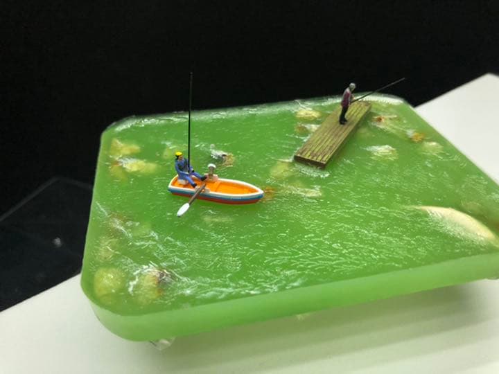 川辺の釣り人　手のひらジオラマ