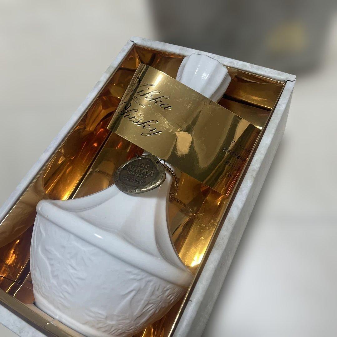 【未開栓】ニッカウィスキー　鶴　700ml 陶器ボトル　箱入り