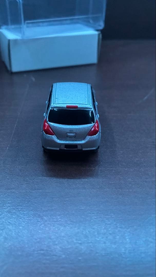 トミカ 日産 ティーダ ブリリアントシルバー カラーサンプル