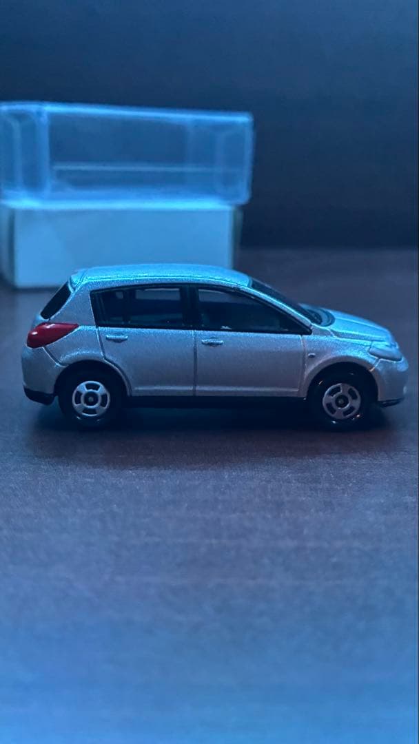 トミカ 日産 ティーダ ブリリアントシルバー カラーサンプル